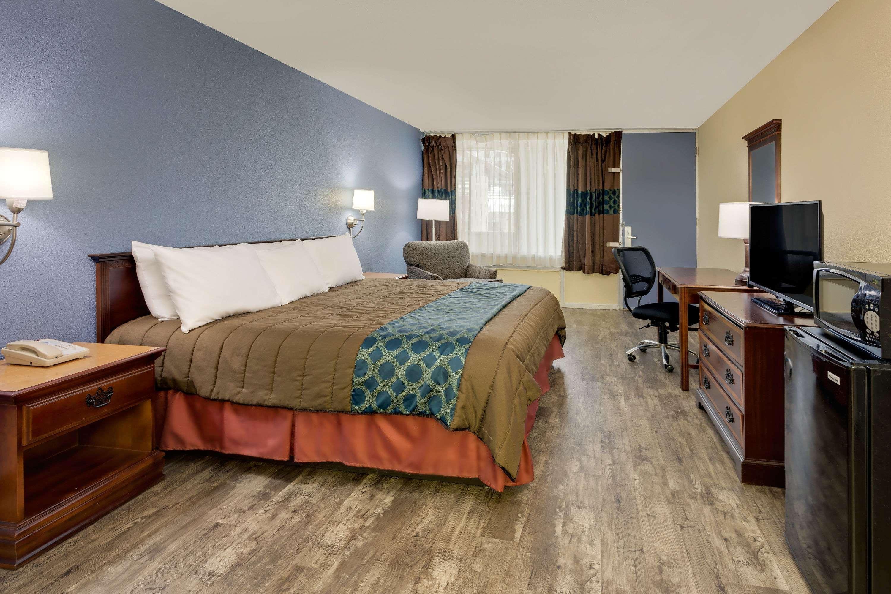 Days Inn By Wyndham Montgomery Near Aum Exterior foto