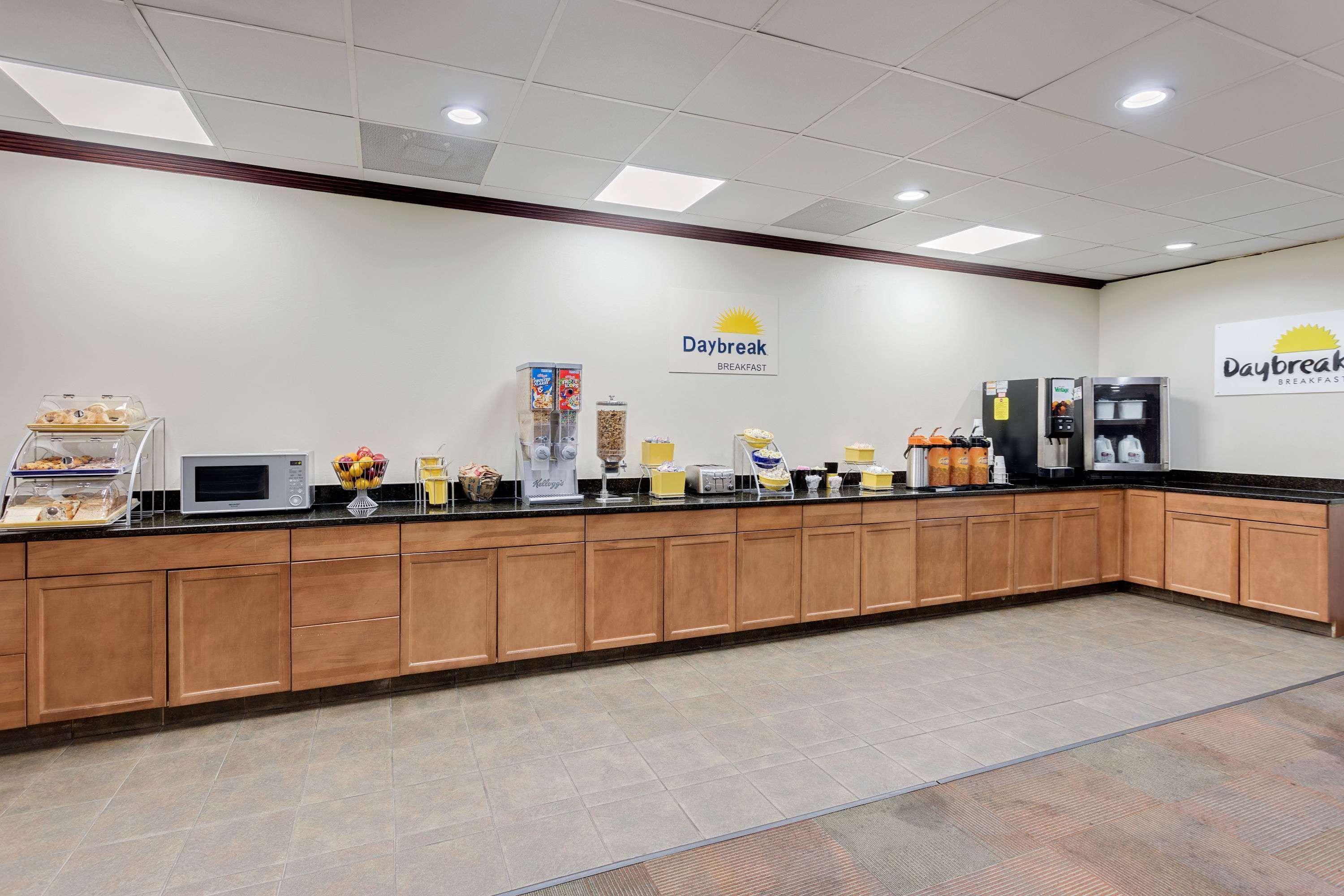 Days Inn By Wyndham Montgomery Near Aum Exterior foto